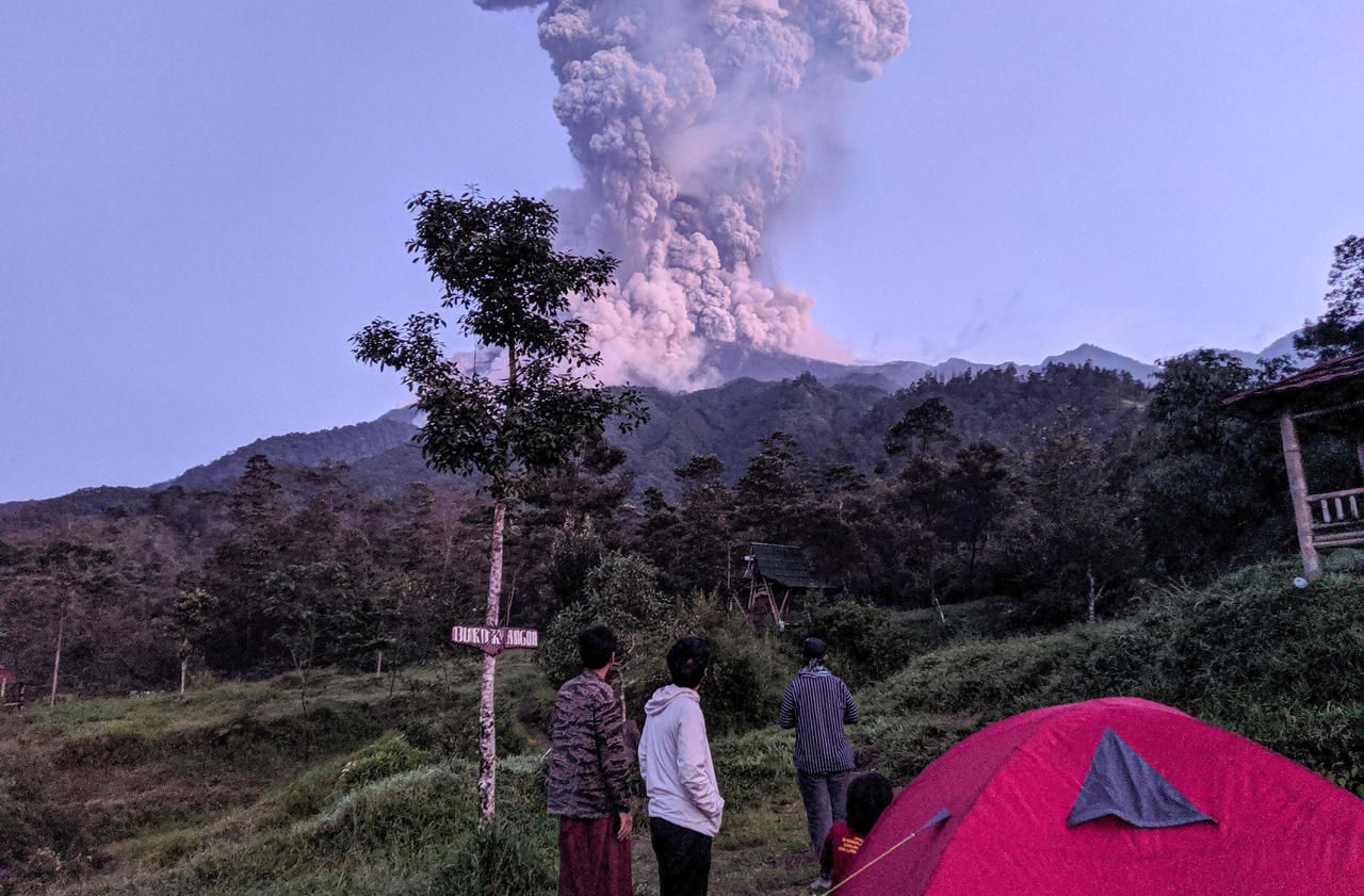 L’éruption du volcan Merapi perturbe le transport aérien en Indonésie