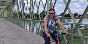A Sully, un ancien pont ferroviaire réservé aux cyclistes de la Loire à vélo