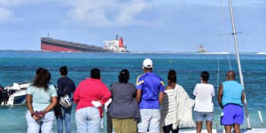 L’île Maurice dans la crainte d’une marée noire, des hydrocarbures s’écoulent d’un bateau échoué
