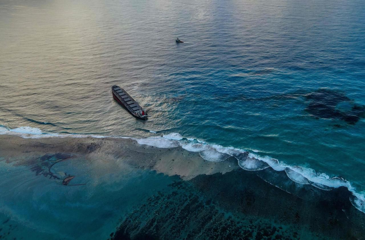 Marée noire à l’île Maurice : le navire échoué menace de se briser