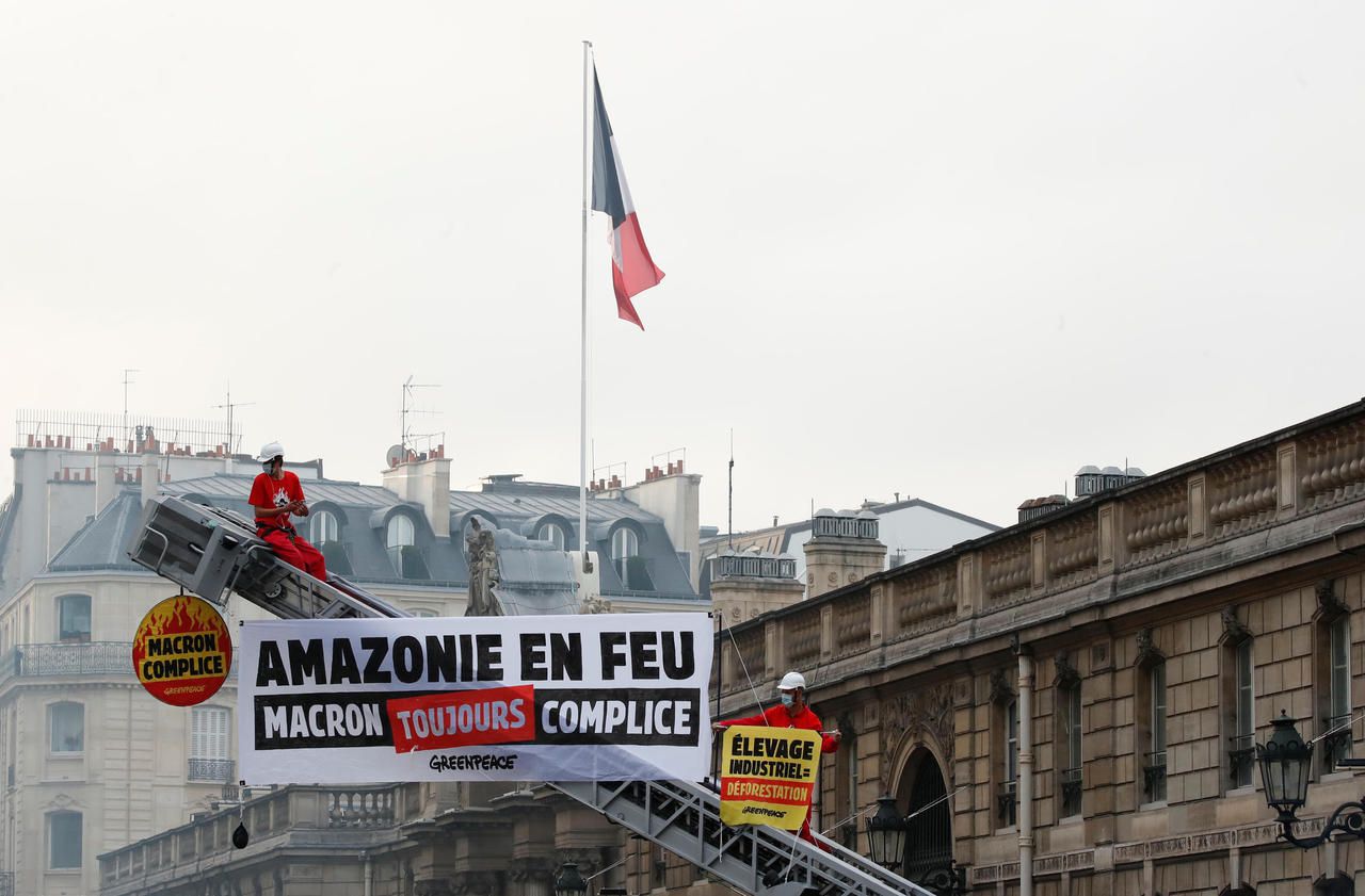 Paris : Greenpeace dénonce l’inaction de Macron contre la déforestation devant l’Elysée