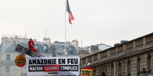 Paris : Greenpeace dénonce l’inaction de Macron contre la déforestation devant l’Elysée