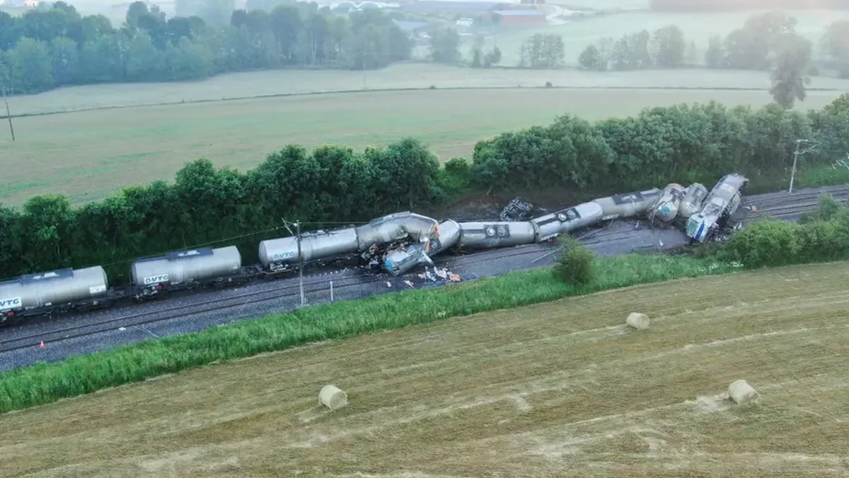 Déraillement d’un train dans les Ardennes : une rivière polluée, la fuite d’acide phosphorique arrêtée 