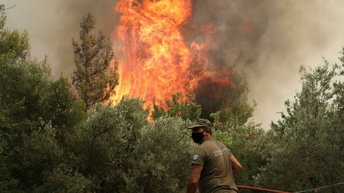 Grèce : un incendie menace Athènes, des évacuations menées par précaution