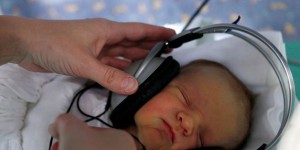 10% des enfants de moins de deux ans s'endorment avec des écouteurs