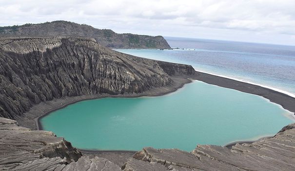 VIDÉOS. Une île du Pacifique créée par un volcan sous-marin intrigue la science