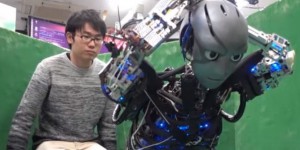 VIDÉO. Kengoro, le robot ultra-perfectionné qui transpire quand il fait des pompes