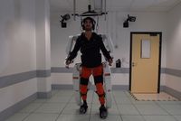 Un patient tétraplégique remarche grâce à un exosquelette connecté à son cerveau