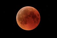 Une éclipse 'cercle de feu' de la lune fait le bonheur de nombreux astronomes amateurs