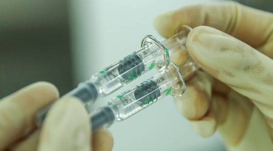 Covid-19 : que sait-on du premier vaccin approuvé par la Chine ?