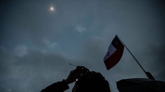 EN IMAGES. Eclipse totale du soleil: le sud du Chili et de l'Argentine plongé dans le noir