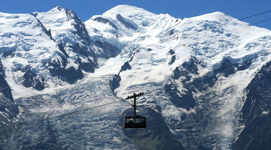 Stations de ski : doit-on rouvrir les remontées mécaniques ?