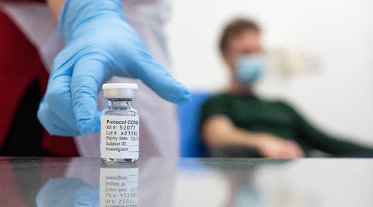 Pourquoi l'arrivée du vaccin d'AstraZeneca pourrait changer la campagne de vaccination