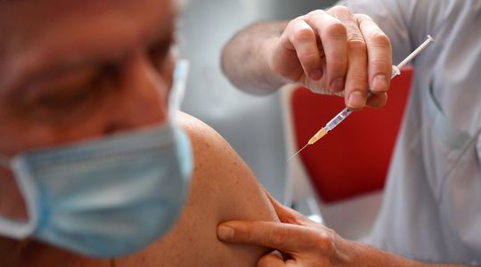 Vaccins : entre les médecins et les pharmaciens, la guerre des doses est déclarée