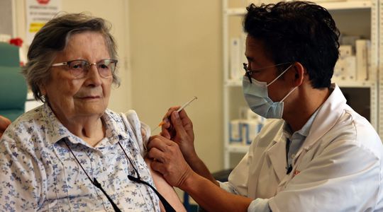 Covid-19 : la France est-elle toujours en retard sur la vaccination des personnes âgées ?