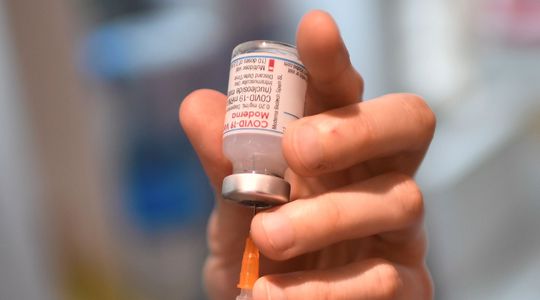 Dan Staner (vice-président de Moderna) : 'Un vaccin contre Omicron sera disponible cet été'