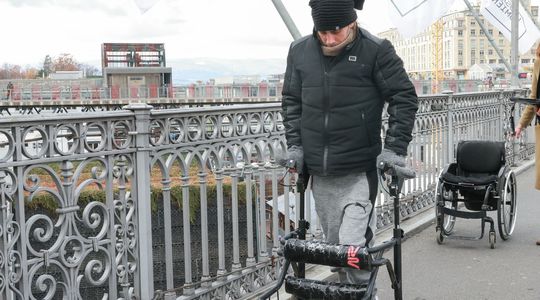 Faire remarcher des paraplégiques : le rêve d'un chercheur français devient réalité
