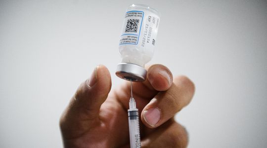 'Des vaccins et des hommes' : dix erreurs et 'fake news' décryptées par le Pr Alain Fischer