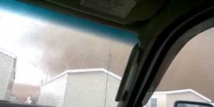 
    « Holy shit » : voilà ce que ça fait de filmer une tornade qui vous fonce dessus  