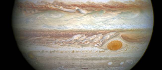 La grande tache rouge de Jupiter a bien rétréci