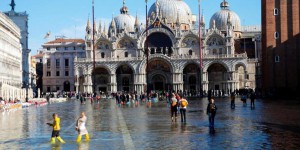 La hausse du niveau de la mer et les écroulements menacent Venise