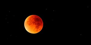 Éclipse totale : une lune rouge visible dans la nuit de dimanche à lundi