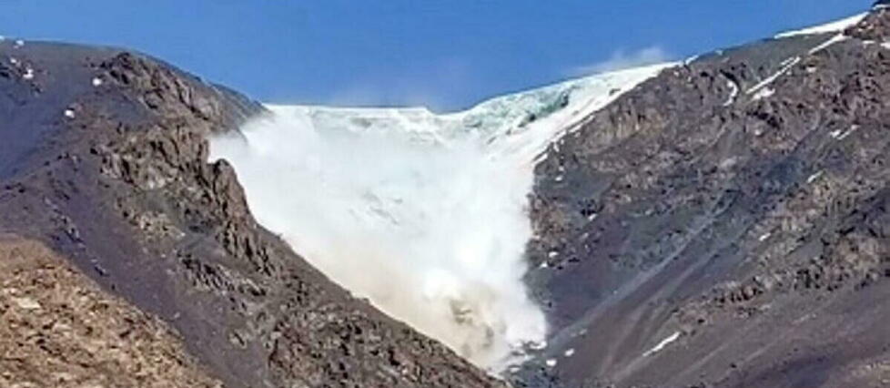 Les images terrifiantes de l’effondrement d’un glacier au Kirghizistan