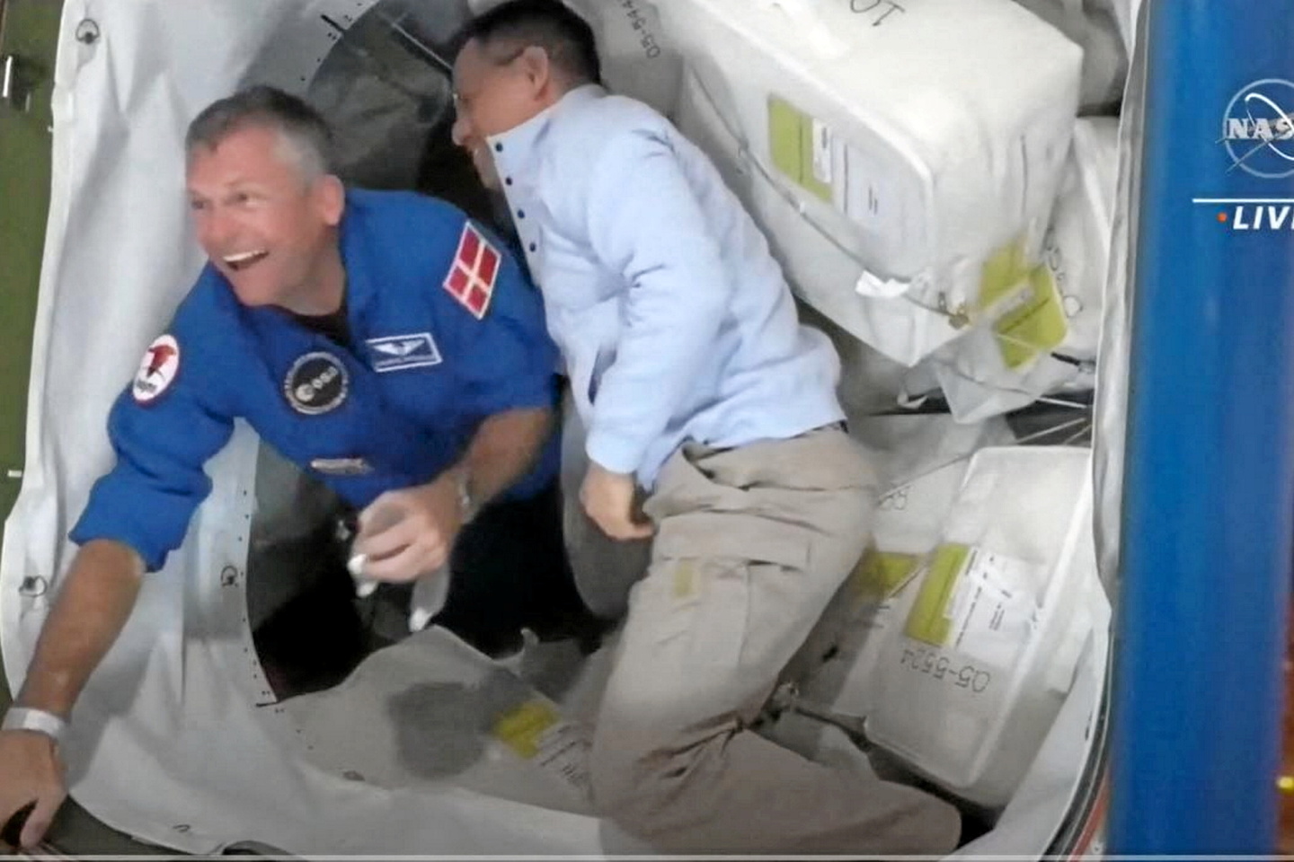 Un astronaute confectionne une mousse au chocolat à bord de l’ISS