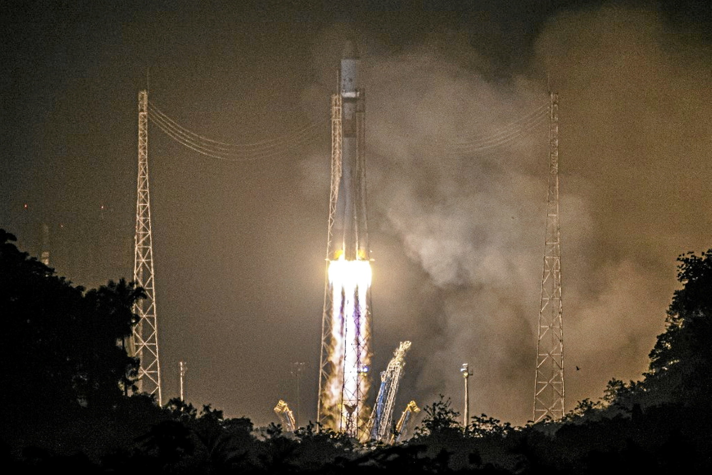 Une fusée Soyouz arrive sur l'ISS avec deux Russes et une Américaine à bord