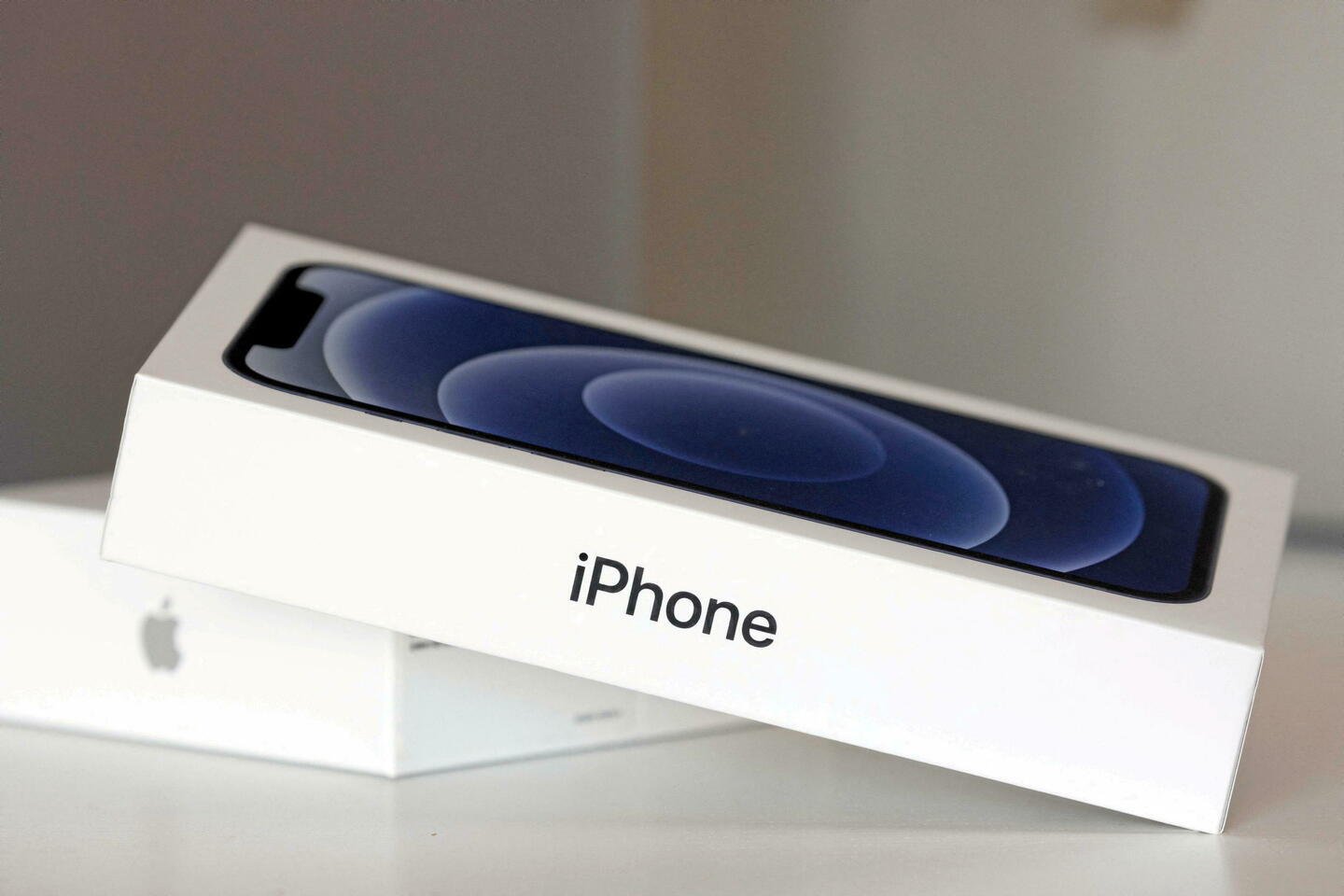 Ondes électromagnétiques : Apple va mettre à jour son iPhone 12