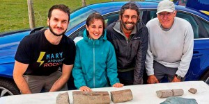 Une petite fille découvre un os de reptile marin préhistorique