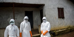Ebola : la « guerre » contre le virus « n’est pas gagnée » et pourrait prendre six mois