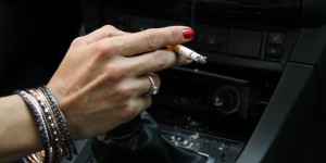 La Belgique doit-elle interdire de fumer en voiture en présence d’enfants ? Voici les pays où la mesure existe 