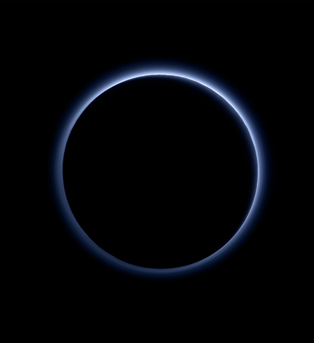 Un ciel bleu et de la glace sur Pluton 