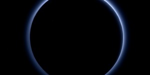 Un ciel bleu et de la glace sur Pluton 