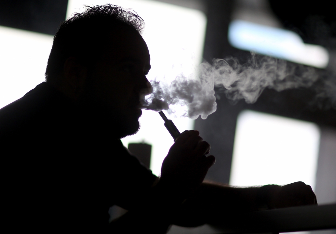 E-cigarette : les effets toxiques des arômes et colorants insuffisamment évalués 