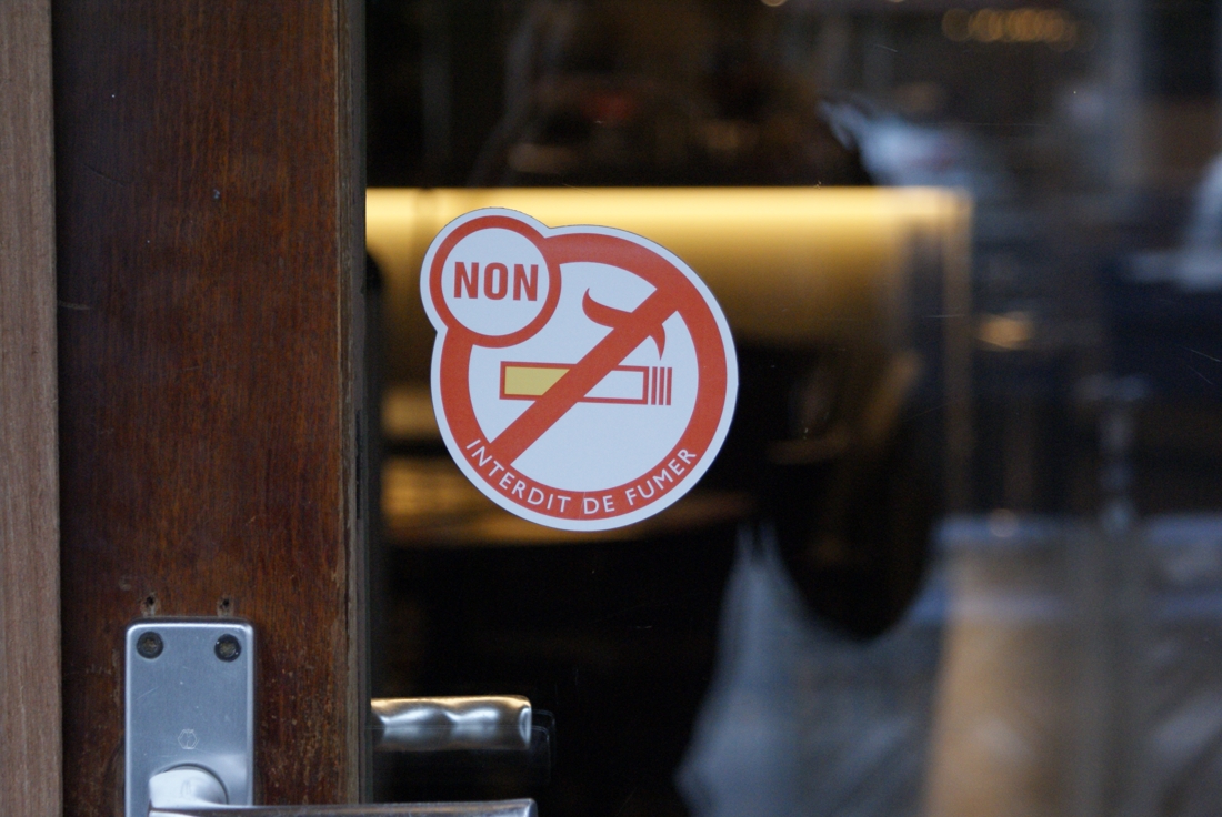 Près de 70 % des fumeurs approuveraient l’interdiction de fumer dans les cafés 