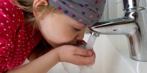 L’eau du robinet plus saine qu’en bouteille ? 