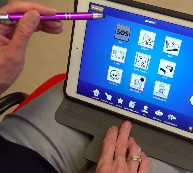 La tablette prête une voix au patient  