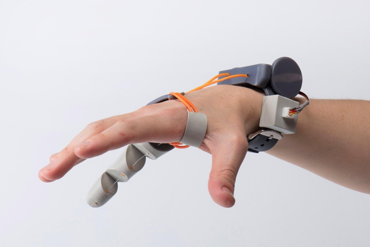 VIDÉO | Le «troisième pouce», cette prothèse qui veut parfaire votre main 