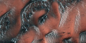 Il y a plus de glace près de la surface de Mars qu’imaginé, et à des endroits imprévus 