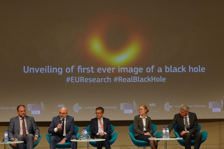 La première photo d’un trou noir prouve qu’un mouvement de rotation l’anime 
