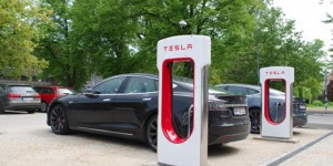 Superchargeurs pour les entreprises : le prochain marché de Tesla ?