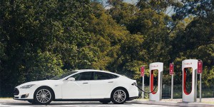 Tesla : les superchargeurs payants à partir de 2017