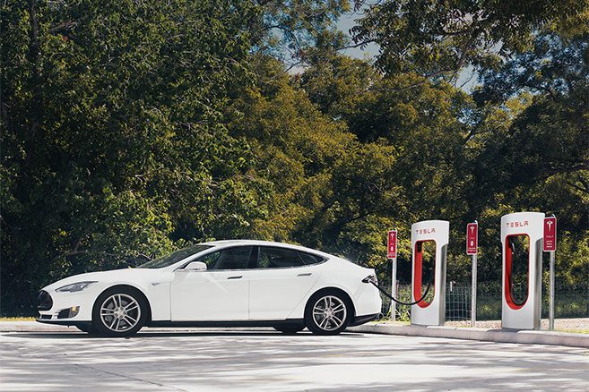 Tesla détaille les tarifs de ses superchargeurs