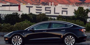 La première Tesla Model 3 « de série » sort des lignes de production