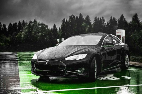 Ouragan Irma : Tesla dope l’autonomie de ses voitures électriques pour fuir la catastrophe