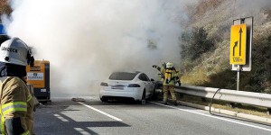 Vidéo : l’intervention des pompiers sur une Tesla Model S en feu