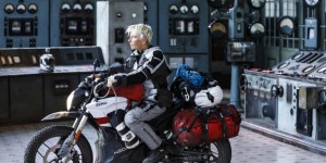 Une motarde baroudeuse fait la promotion des motos électriques