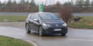 Volkswagen ID3 : premier essai vidéo de la future électrique à succès